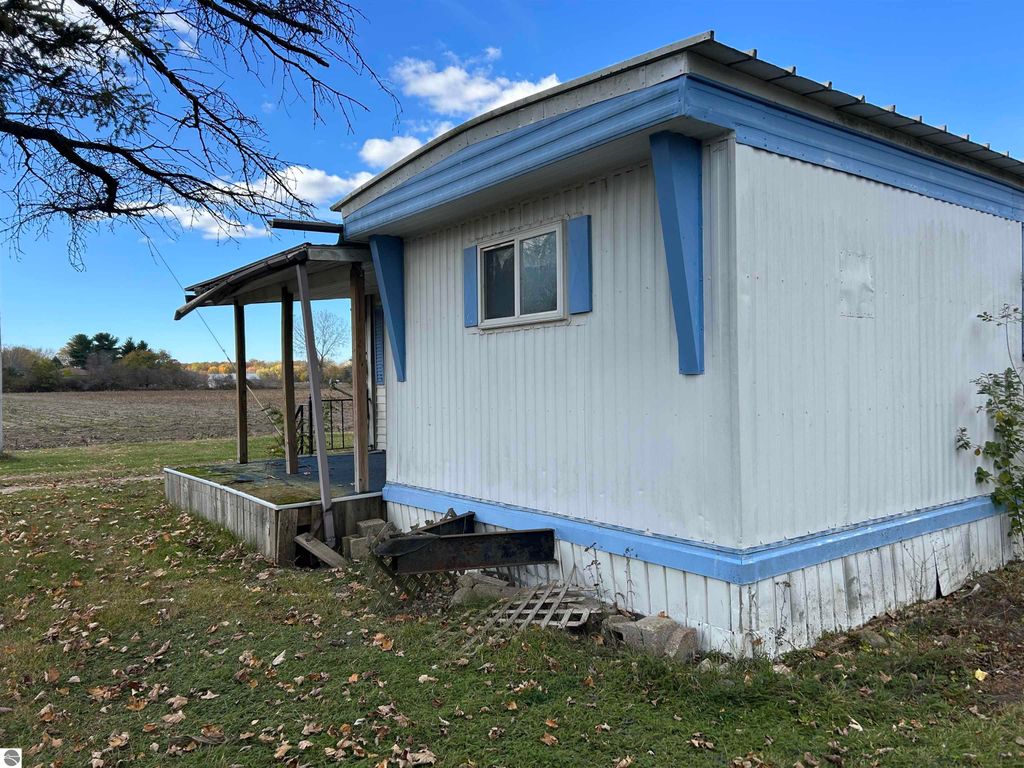 Image 8 of property listing at 3394 W Washington Road, Ithaca, MI 48847