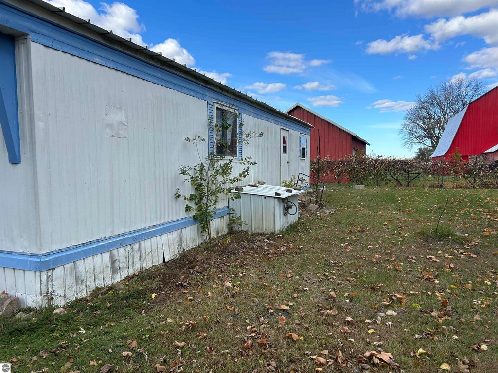 Image 9 of property listing at 3394 W Washington Road, Ithaca, MI 48847