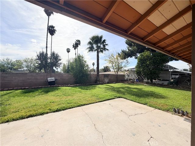 323 E Holly Street, Rialto, CA 92376