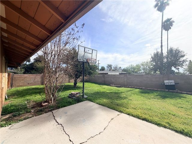 323 E Holly Street, Rialto, CA 92376