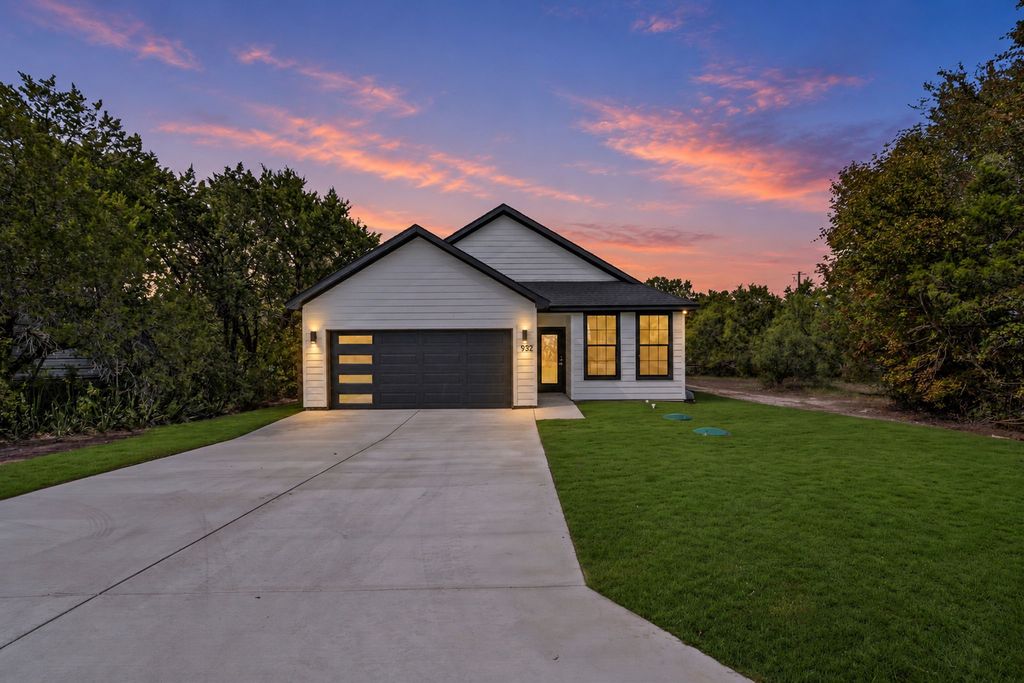 932 Bosque River Drive, Granbury, TX 76048 — photo 2
