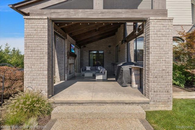 4838 Pinecrest Court, Rochester, MI 48306