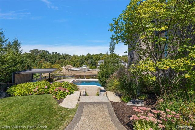 4838 Pinecrest Court, Rochester, MI 48306