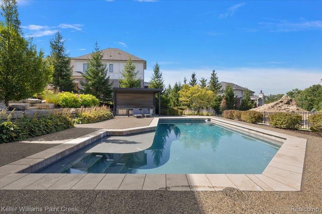 4838 Pinecrest Court, Rochester, MI 48306