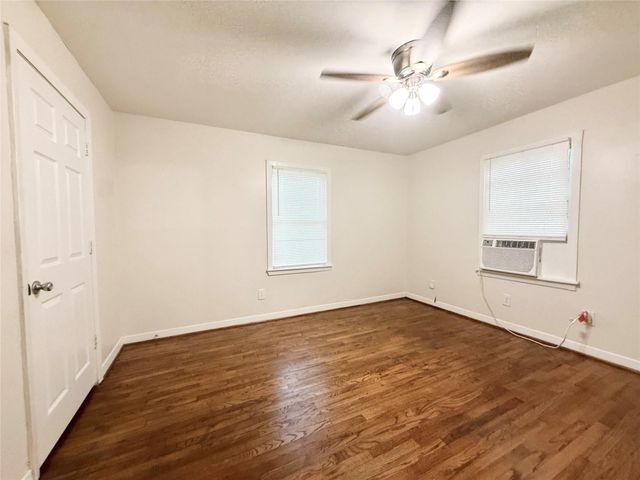 824 S Anderson Street, Angleton, TX 77515