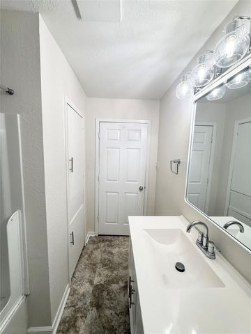 824 S Anderson Street, Angleton, TX 77515