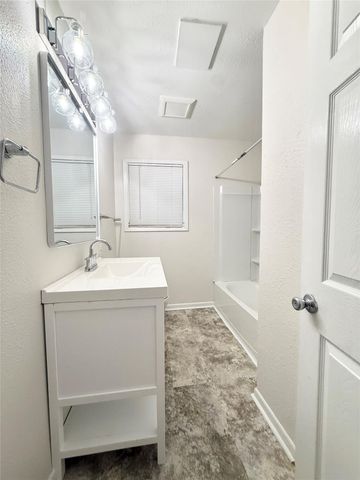 824 S Anderson Street, Angleton, TX 77515