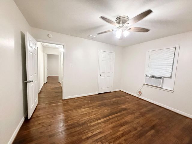824 S Anderson Street, Angleton, TX 77515