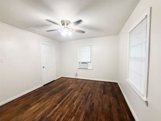 824 S Anderson Street, Angleton, TX 77515