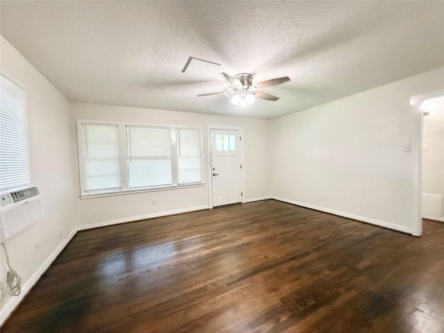 824 S Anderson Street, Angleton, TX 77515
