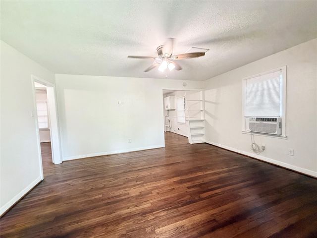 824 S Anderson Street, Angleton, TX 77515