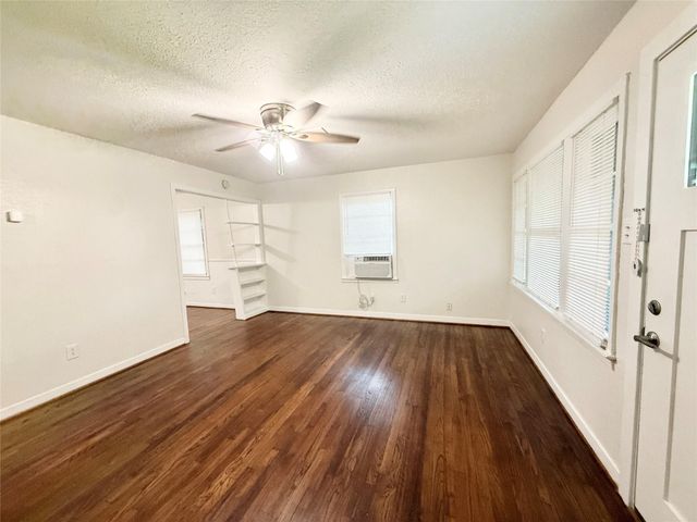 824 S Anderson Street, Angleton, TX 77515
