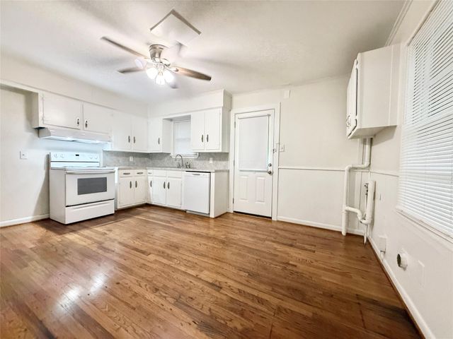 824 S Anderson Street, Angleton, TX 77515