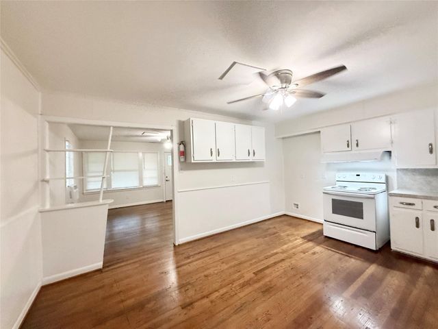 824 S Anderson Street, Angleton, TX 77515