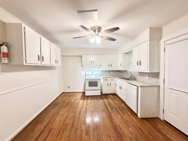 824 S Anderson Street, Angleton, TX 77515
