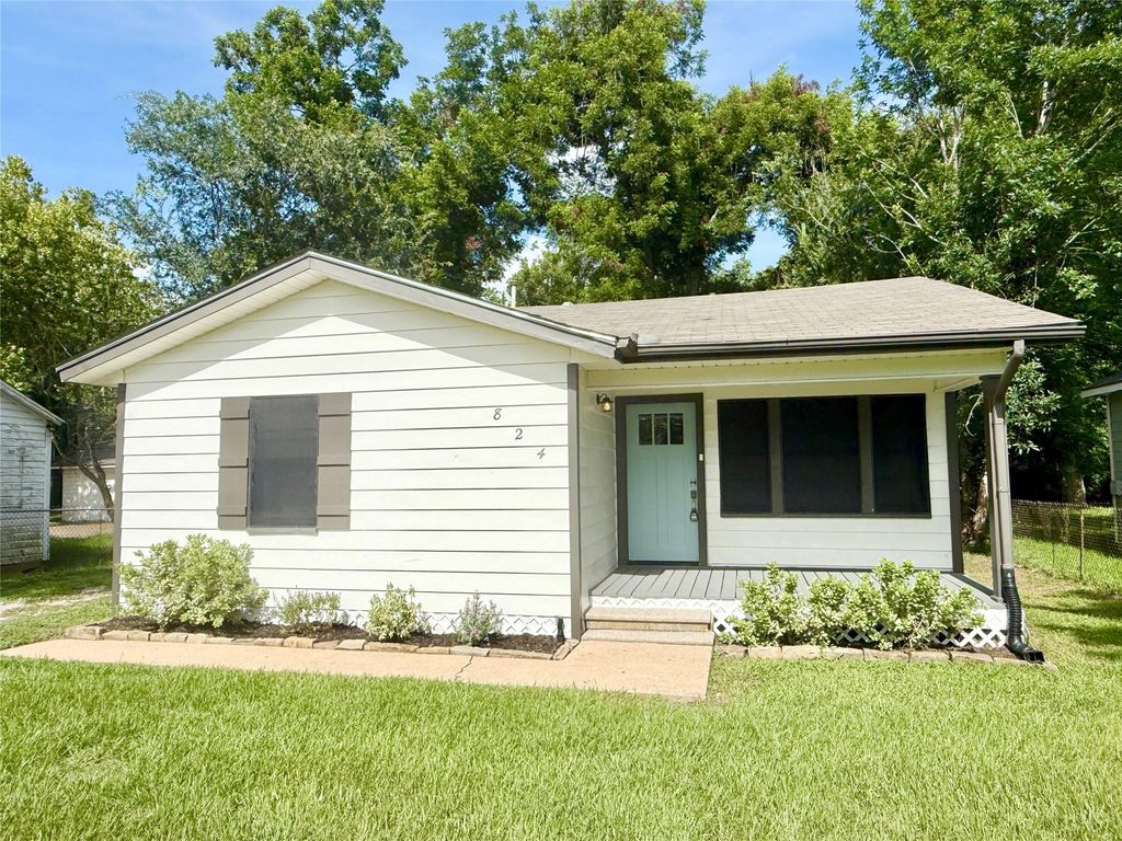 824 S Anderson Street, Angleton, TX 77515
