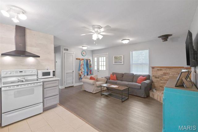 1145 Sunset Drive, Bloomsdale, MO 63627