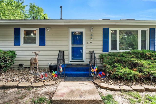 919 Colony Drive, Davenport, IA 52806