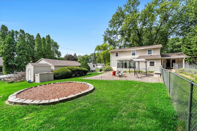 919 Colony Drive, Davenport, IA 52806