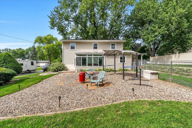 919 Colony Drive, Davenport, IA 52806