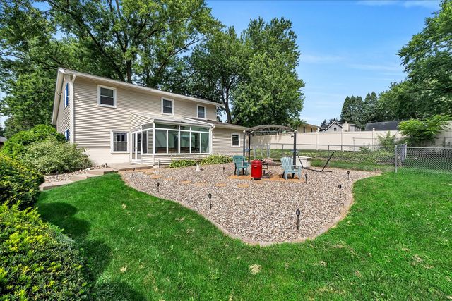 919 Colony Drive, Davenport, IA 52806