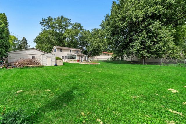 919 Colony Drive, Davenport, IA 52806