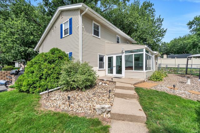 919 Colony Drive, Davenport, IA 52806