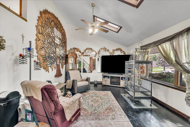 919 Colony Drive, Davenport, IA 52806