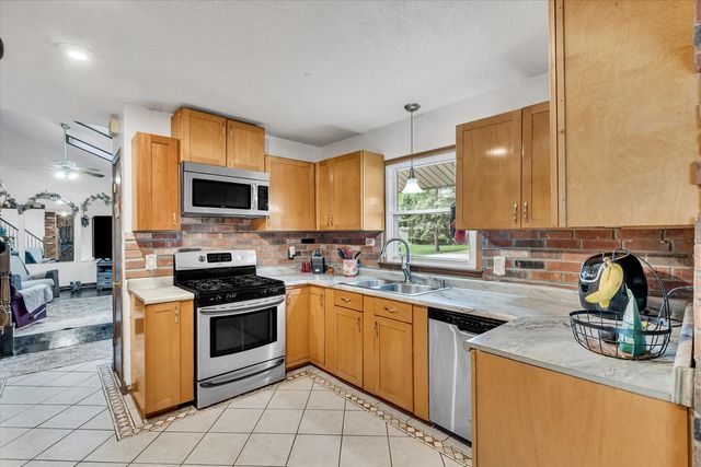 919 Colony Drive, Davenport, IA 52806