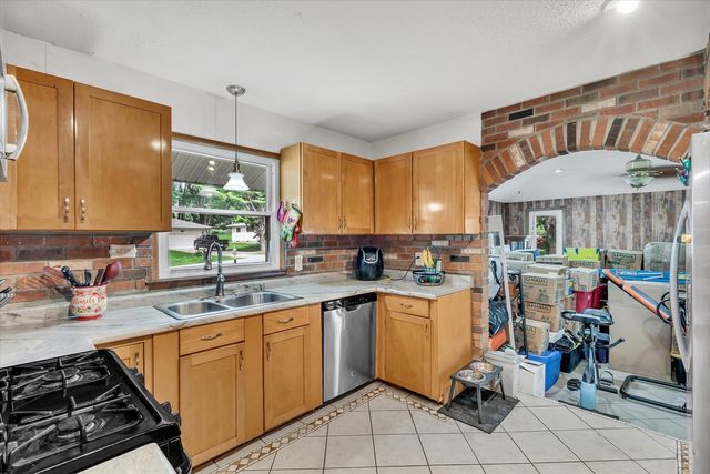 919 Colony Drive, Davenport, IA 52806