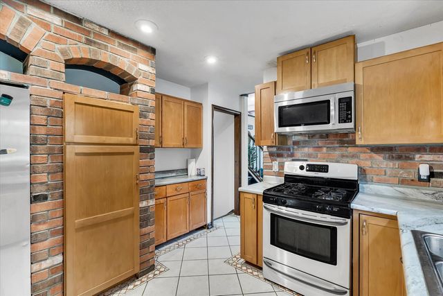 919 Colony Drive, Davenport, IA 52806