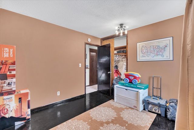 919 Colony Drive, Davenport, IA 52806