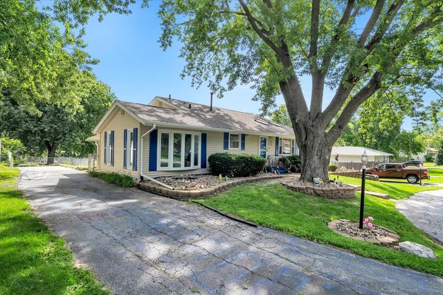 919 Colony Drive, Davenport, IA 52806