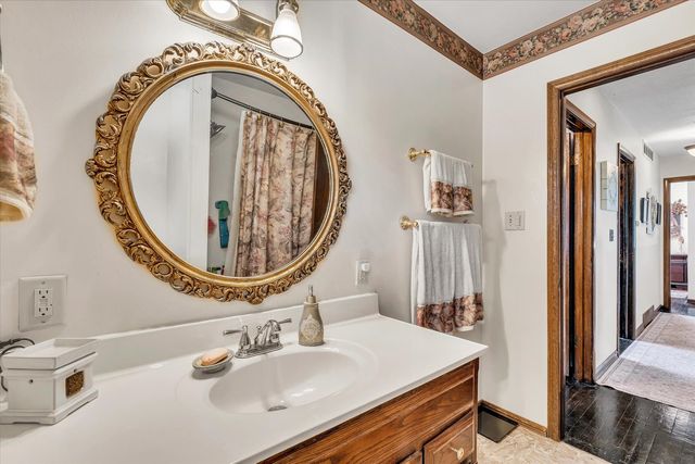 919 Colony Drive, Davenport, IA 52806