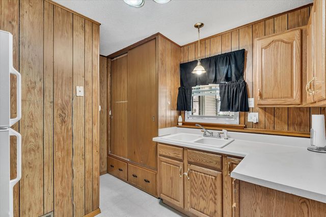 919 Colony Drive, Davenport, IA 52806