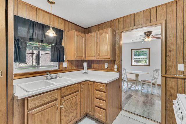 919 Colony Drive, Davenport, IA 52806