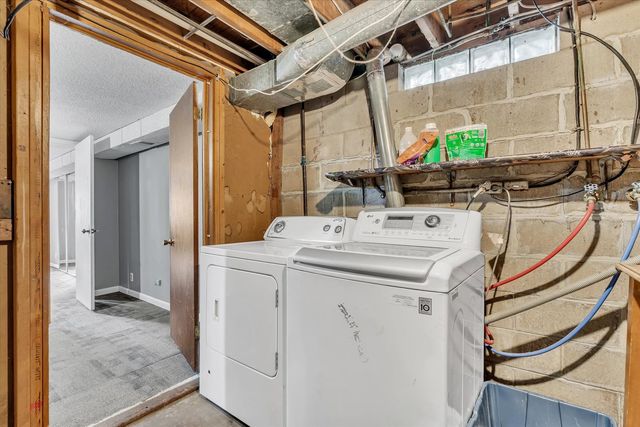 919 Colony Drive, Davenport, IA 52806