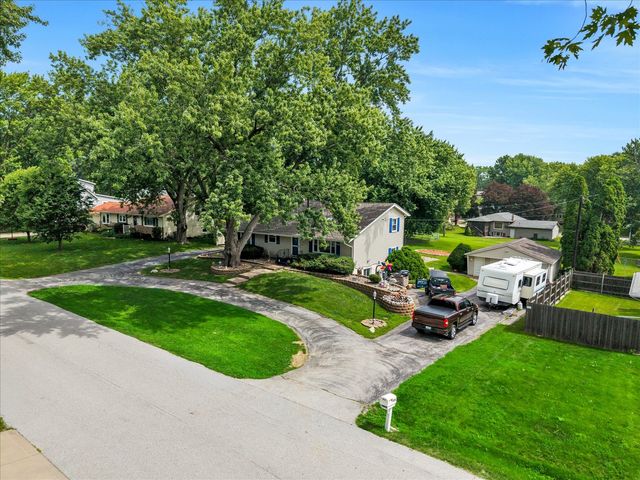 919 Colony Drive, Davenport, IA 52806