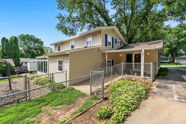 919 Colony Drive, Davenport, IA 52806
