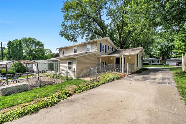 919 Colony Drive, Davenport, IA 52806