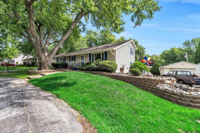 919 Colony Drive, Davenport, IA 52806