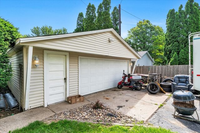919 Colony Drive, Davenport, IA 52806