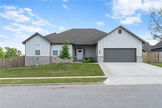 827 Mueller Way, Prairie Grove, AR 72753