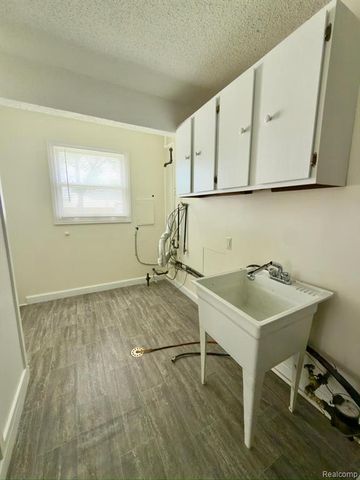 29814 Dover Street, Garden City, MI 48135