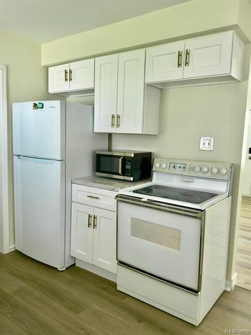 29814 Dover Street, Garden City, MI 48135