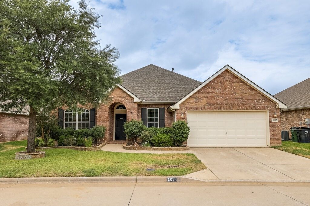 2815 Fox Creek Trail, Arlington, TX 76017 — exterior