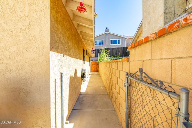 43230 Lookabout Road, Lake Hughes, CA 93532