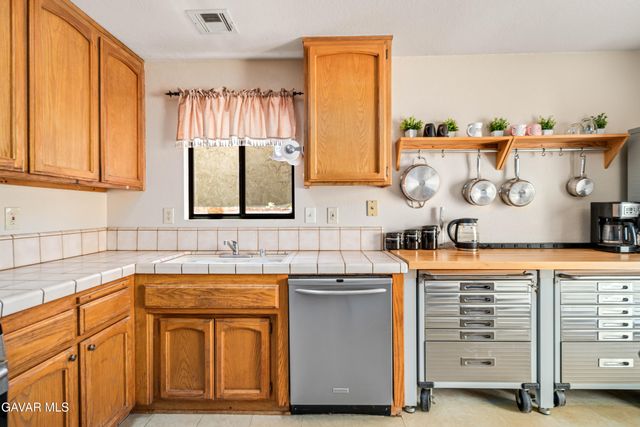 43230 Lookabout Road, Lake Hughes, CA 93532