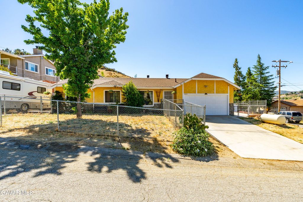 43230 Lookabout Road, Lake Hughes, CA 93532