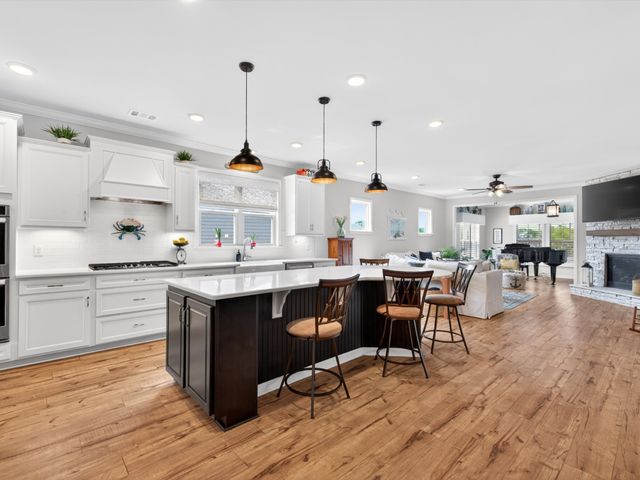 1055 Sumner Grv, Spring Hill, TN 37174